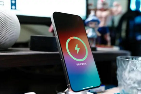 上海苹果15换屏服务分享用什么充电器给iPhone15充电更好 